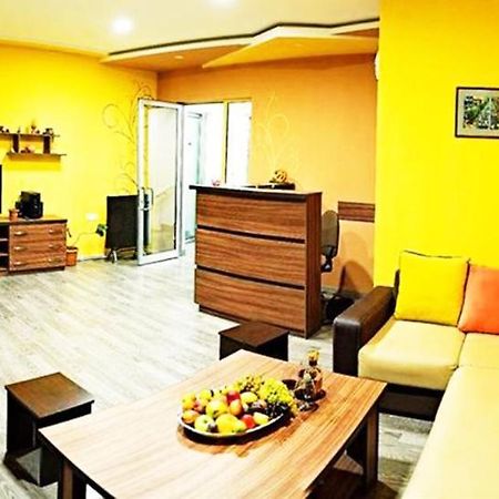 Domino Yerevan Hostel And Hotel Buitenkant foto