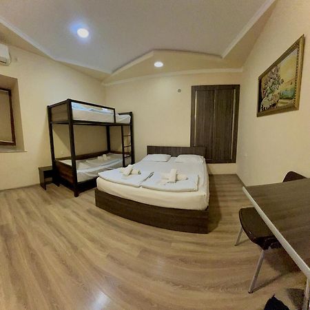 Domino Yerevan Hostel And Hotel Buitenkant foto