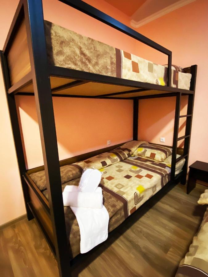 Domino Yerevan Hostel And Hotel Buitenkant foto