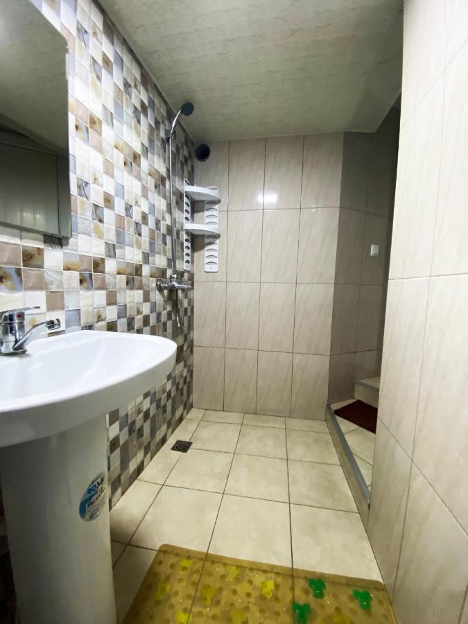 Domino Yerevan Hostel And Hotel Buitenkant foto