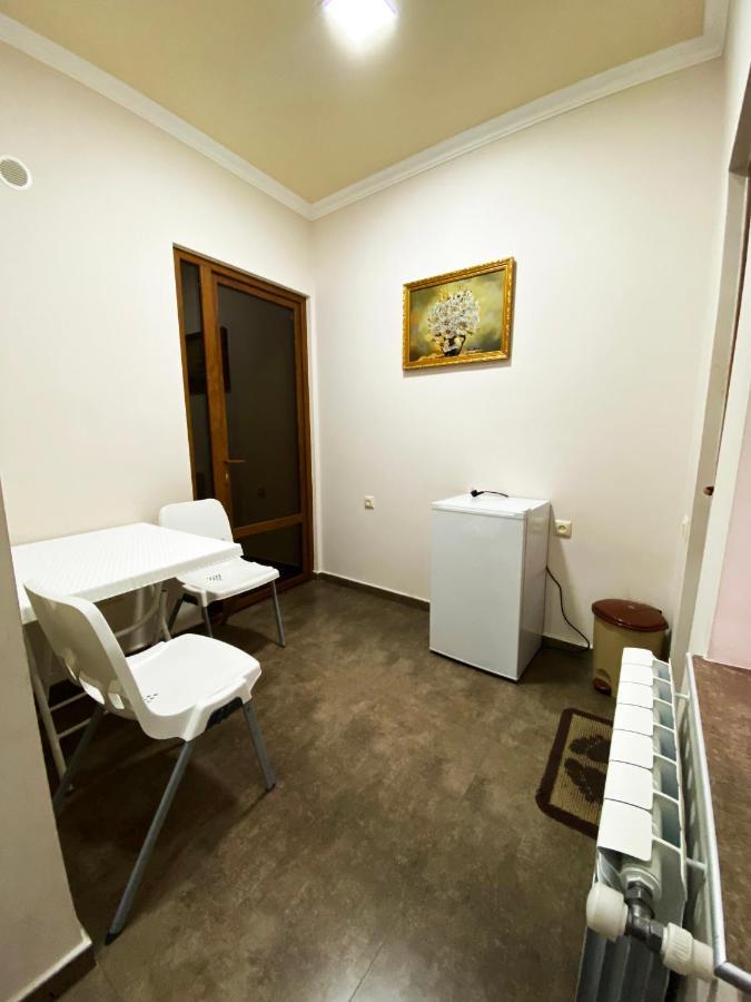 Domino Yerevan Hostel And Hotel Buitenkant foto