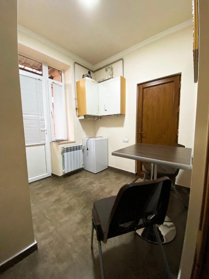 Domino Yerevan Hostel And Hotel Buitenkant foto