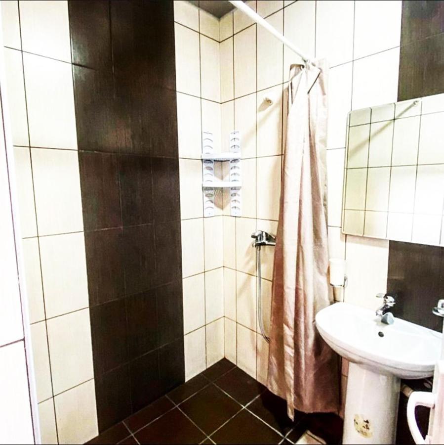Domino Yerevan Hostel And Hotel Buitenkant foto