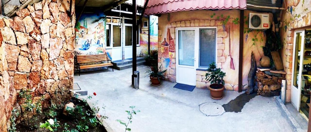 Domino Yerevan Hostel And Hotel Buitenkant foto