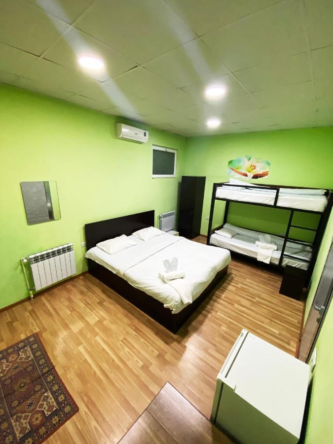 Domino Yerevan Hostel And Hotel Buitenkant foto