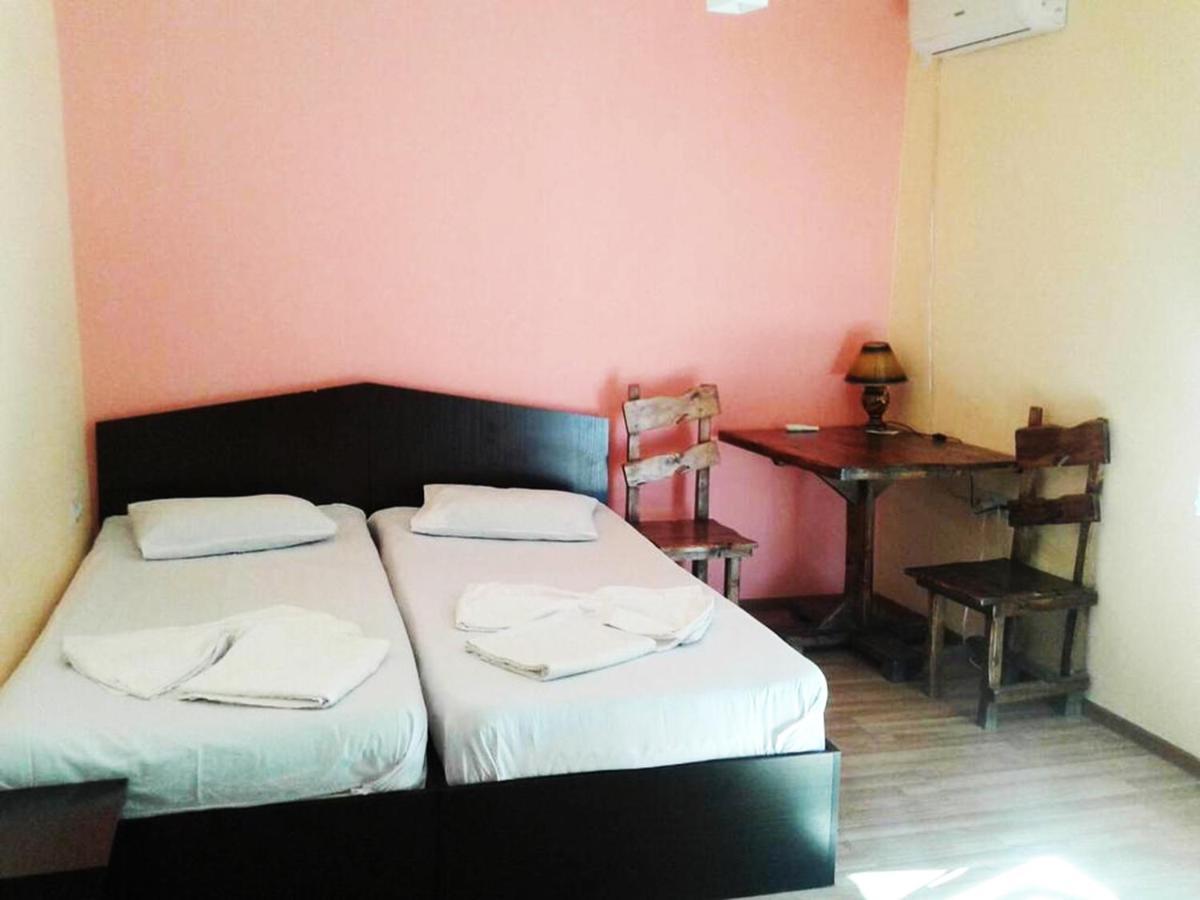 Domino Yerevan Hostel And Hotel Buitenkant foto