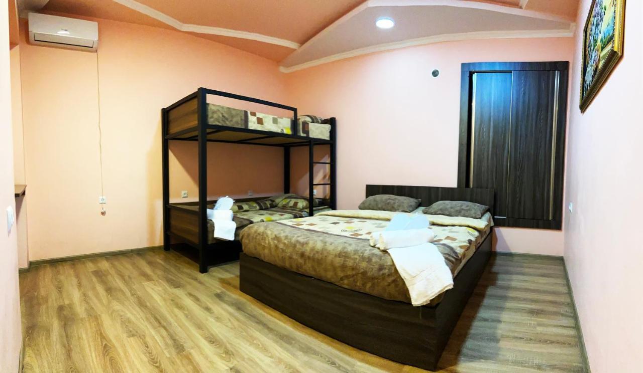 Domino Yerevan Hostel And Hotel Buitenkant foto