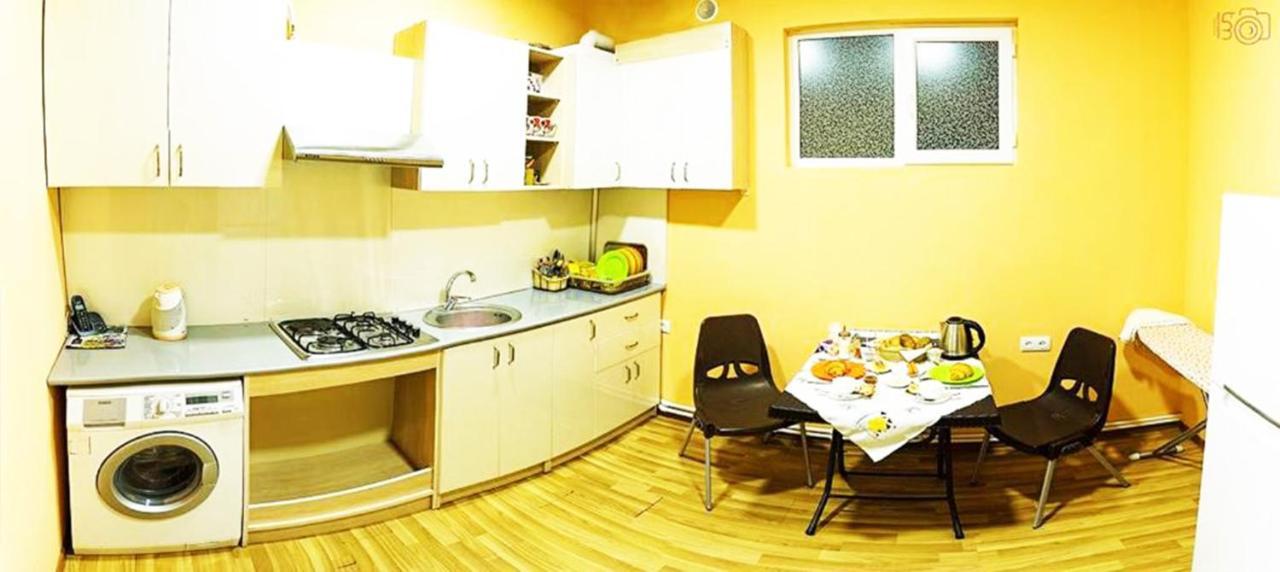 Domino Yerevan Hostel And Hotel Buitenkant foto