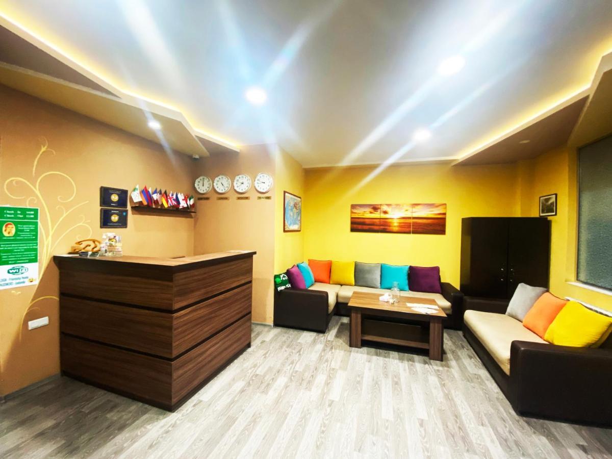 Domino Yerevan Hostel And Hotel Buitenkant foto