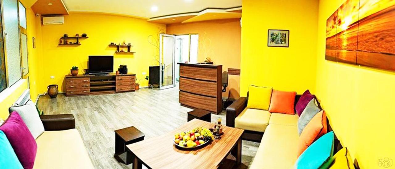 Domino Yerevan Hostel And Hotel Buitenkant foto
