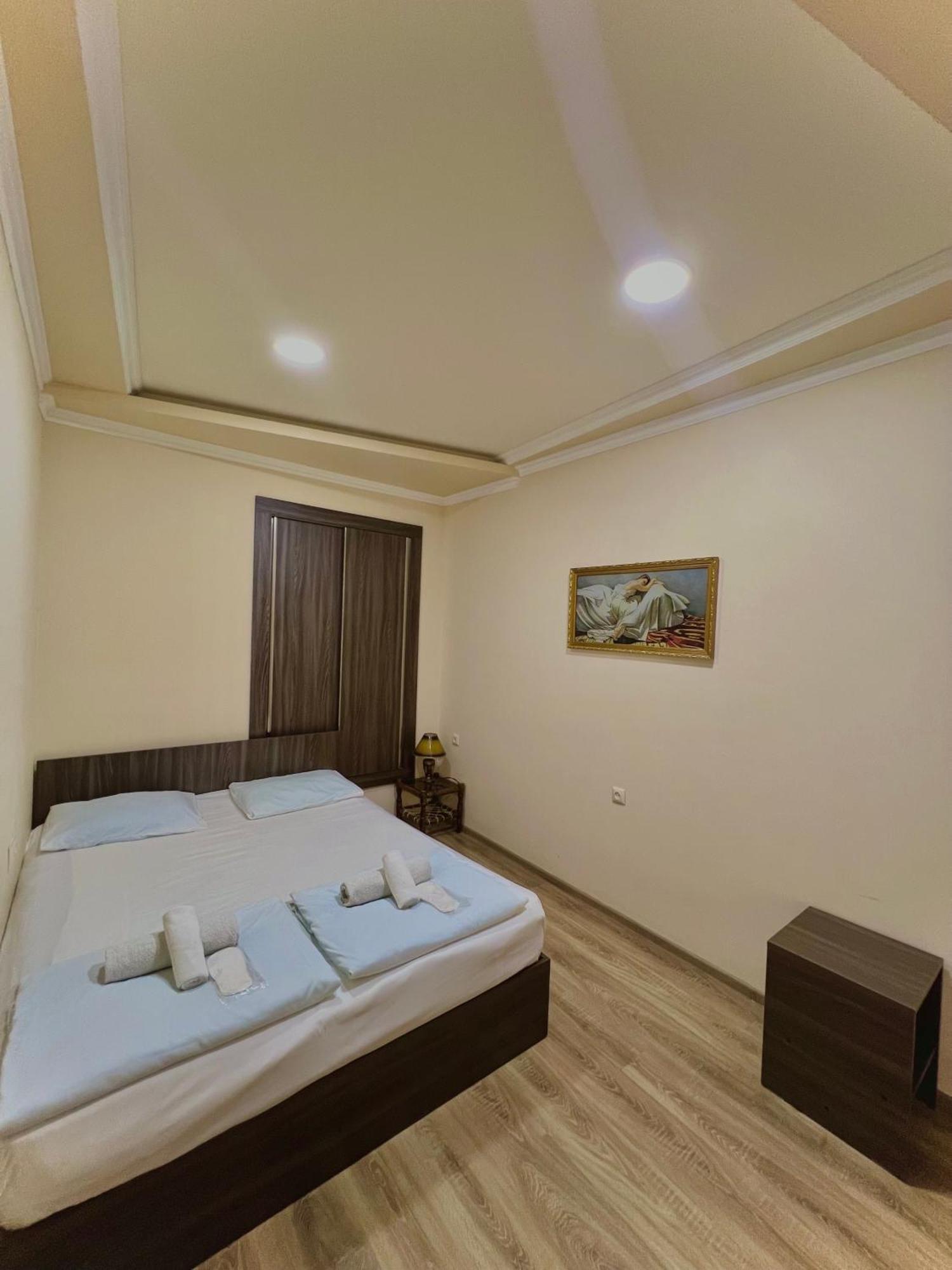 Domino Yerevan Hostel And Hotel Buitenkant foto