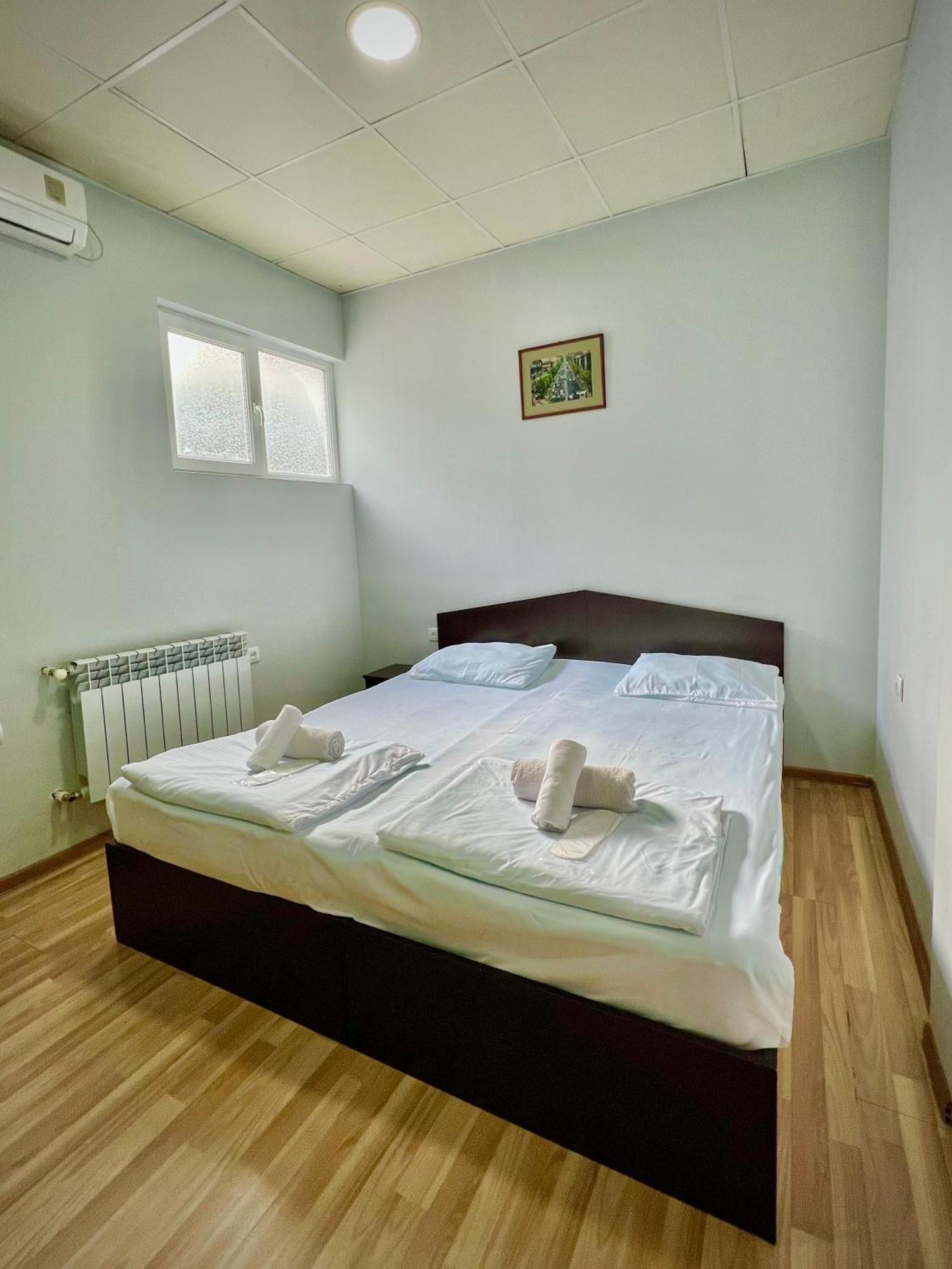 Domino Yerevan Hostel And Hotel Buitenkant foto