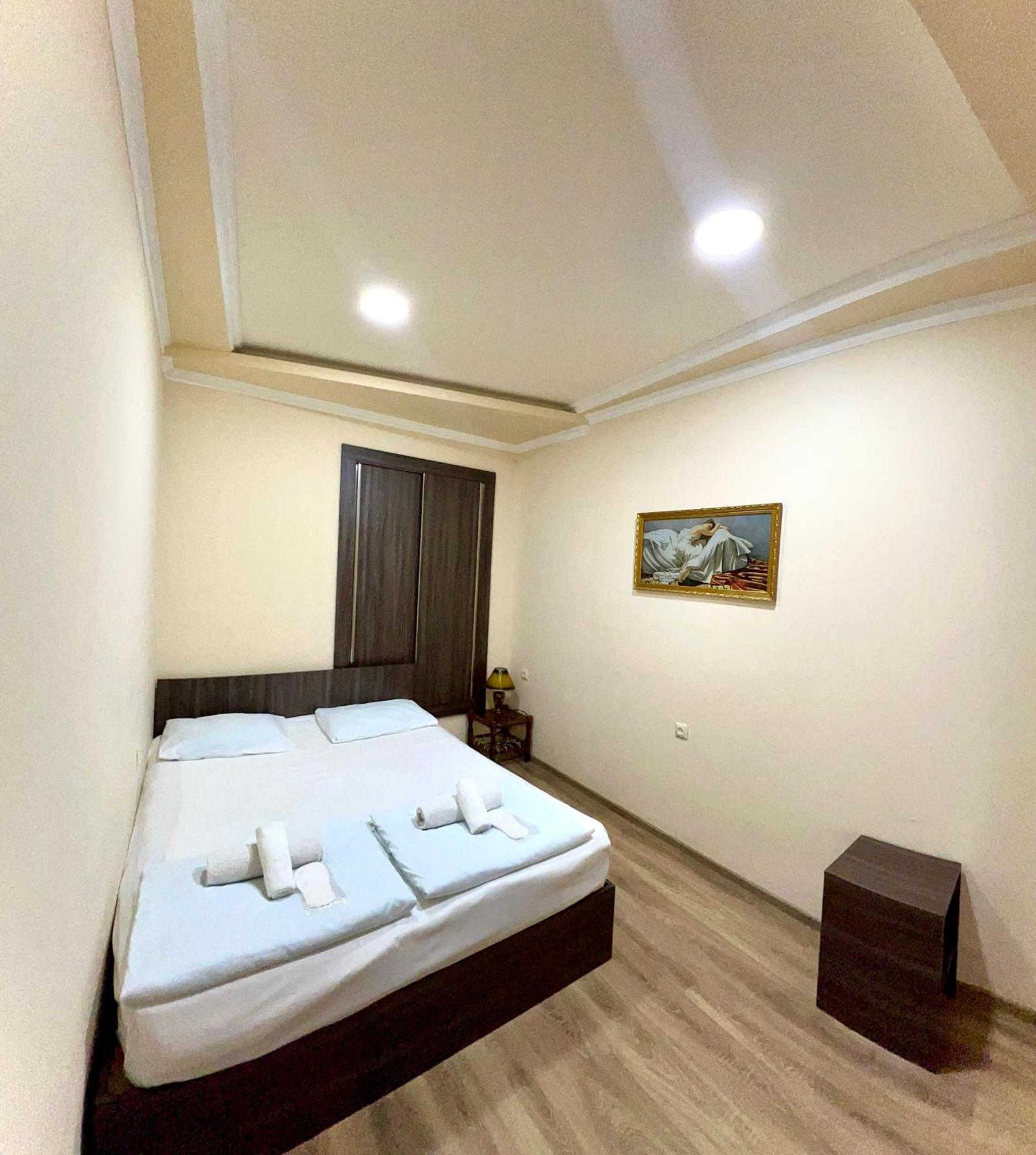 Domino Yerevan Hostel And Hotel Buitenkant foto