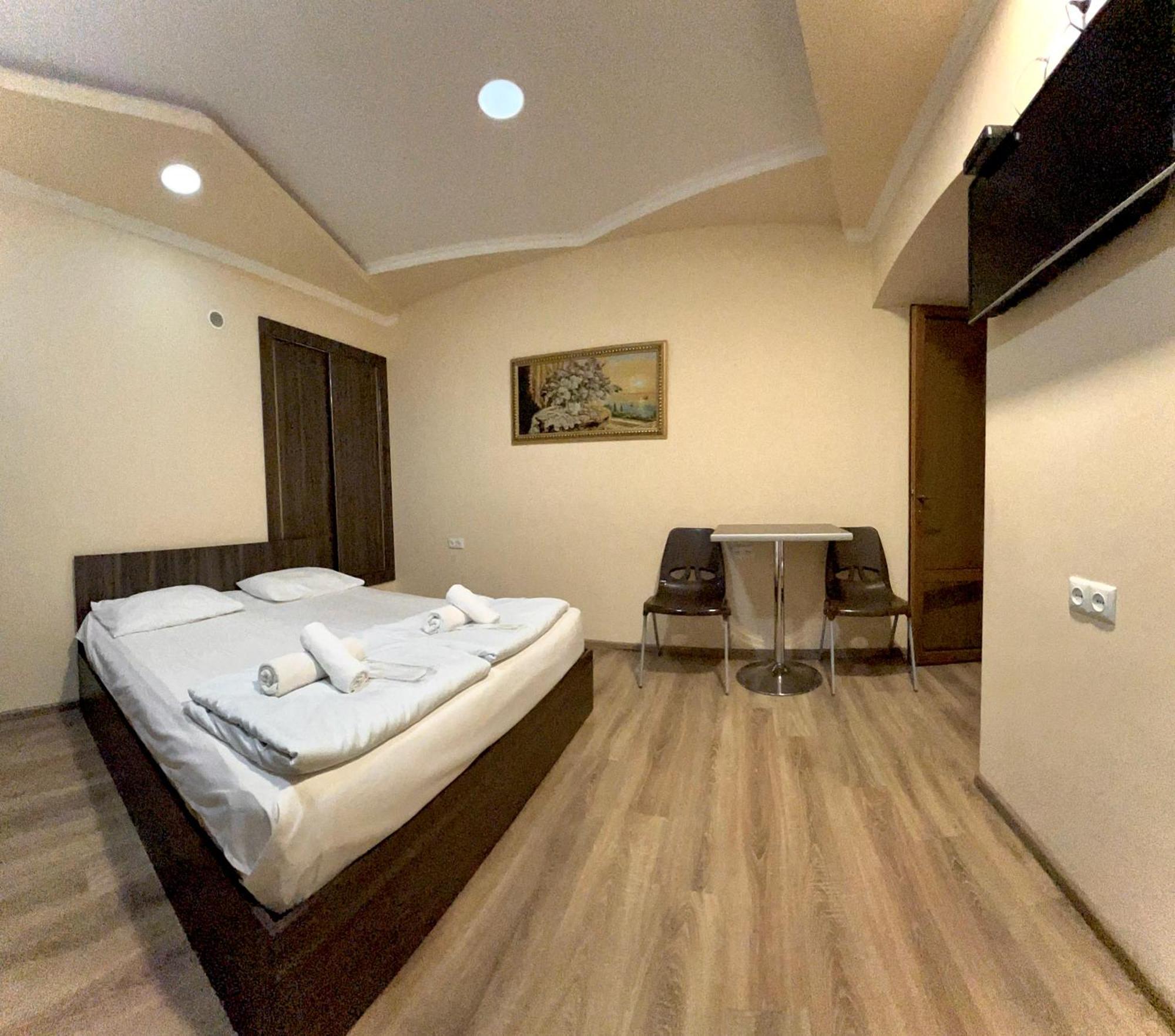 Domino Yerevan Hostel And Hotel Buitenkant foto