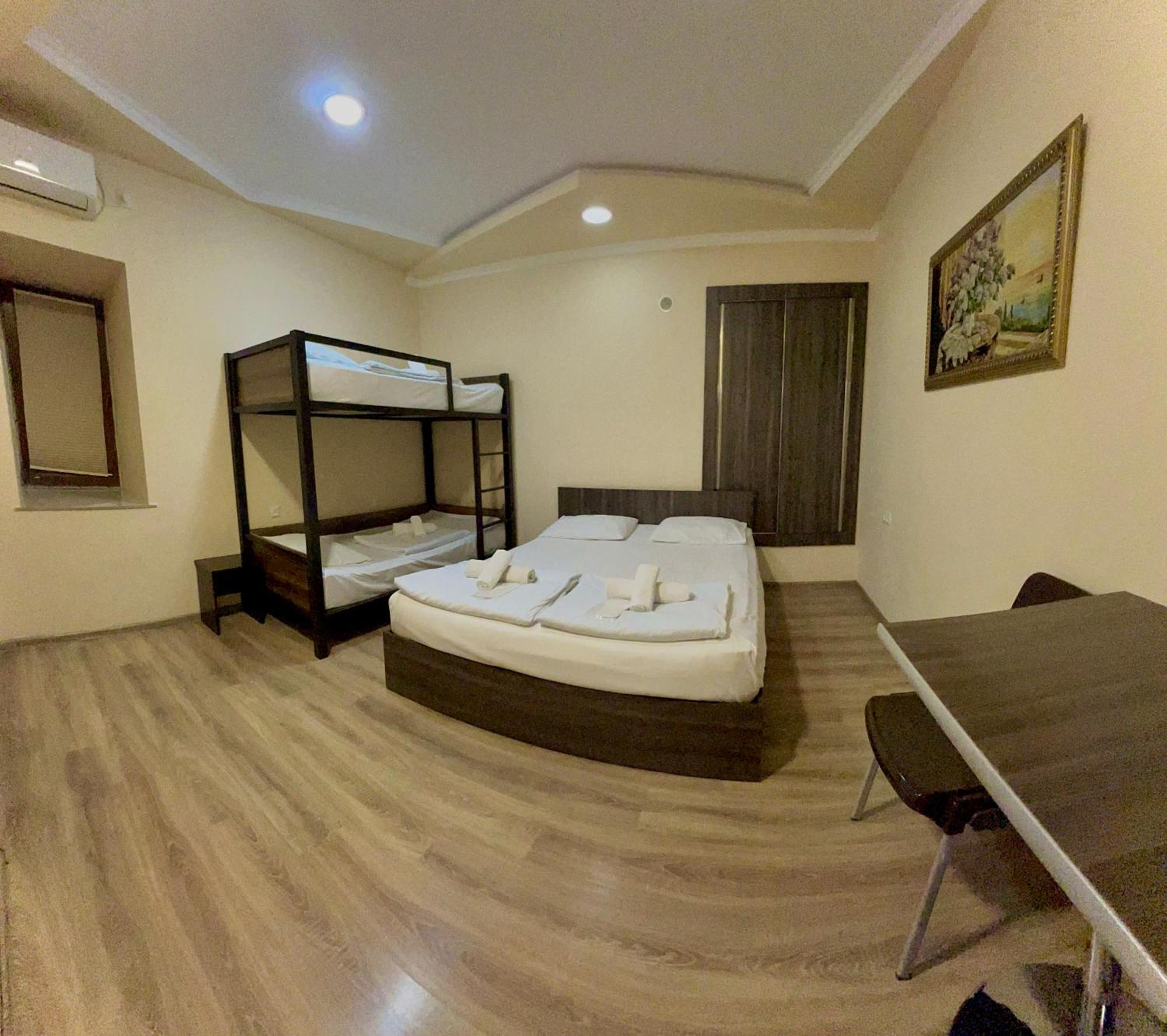 Domino Yerevan Hostel And Hotel Buitenkant foto
